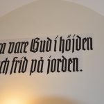 Wandsprüche am Eingang der schwedischen Kirche