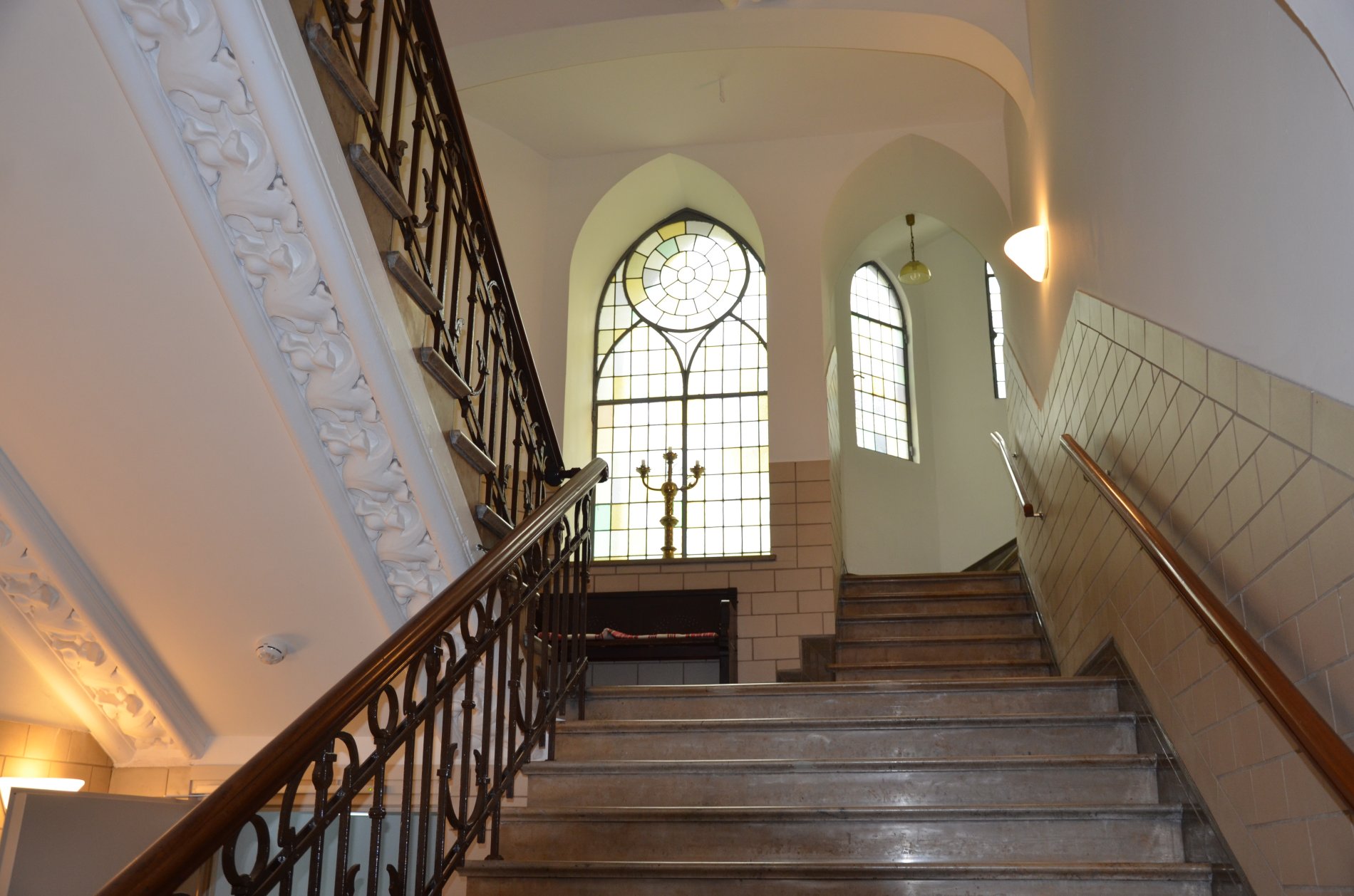 Treppenhaus in der schwedischen Kirche an den Landungsbrücken - Aufgang zum Kirchensaal