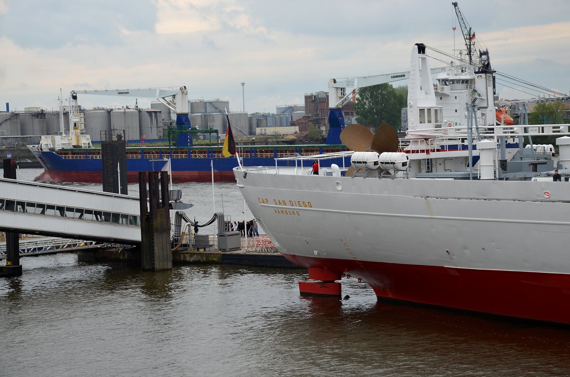 Die Cap San Diego verbindet seit 1961 Hamburg mit Südamerika bis sie im Hamburger Hafen als Museumsschiff vor Anker geht.