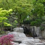 Steinanordnungen im japanischen Garten, die den Blick in die Ferne lenken