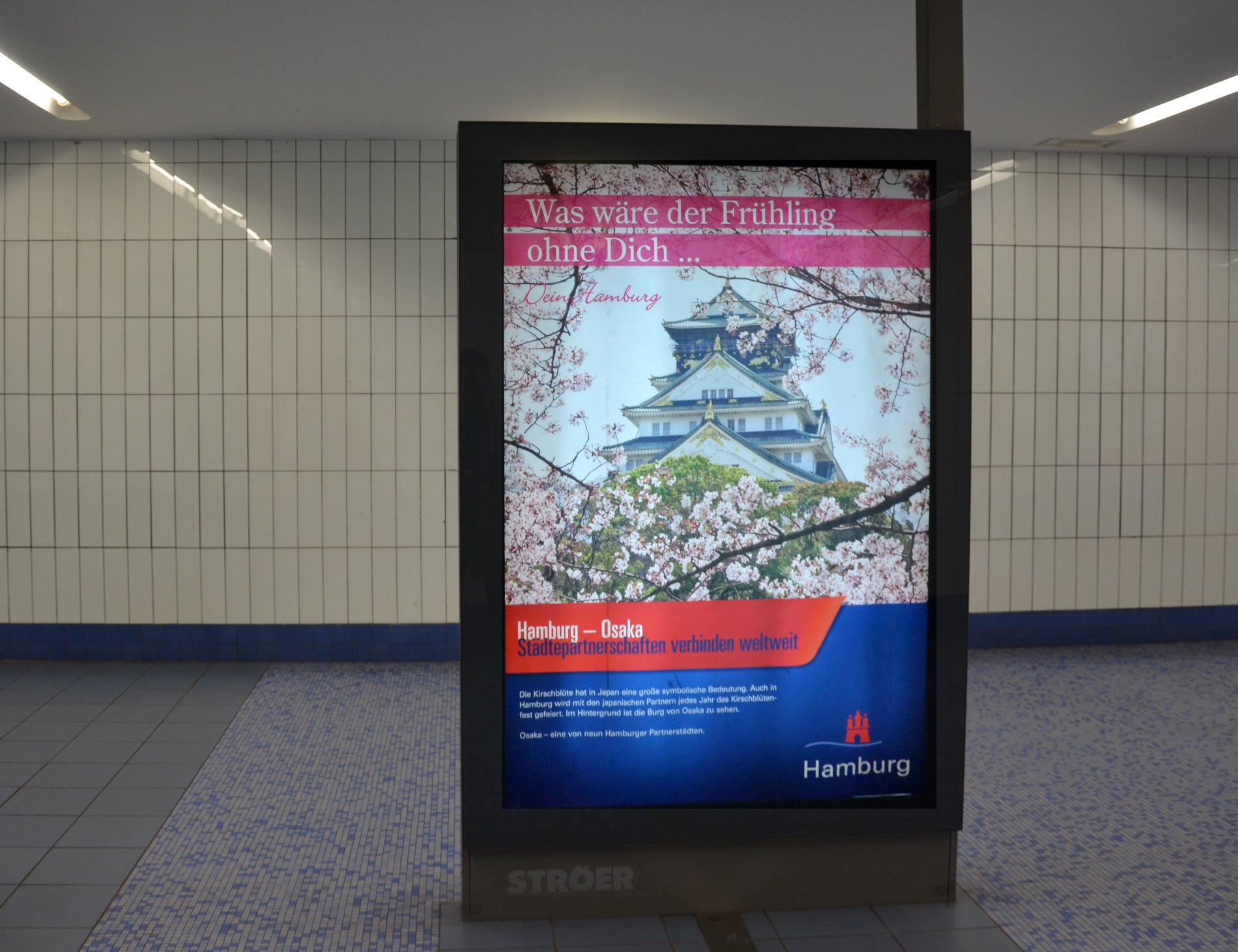 Werbetafel für die Städtepartnerstadt Osaka in der Europapassage